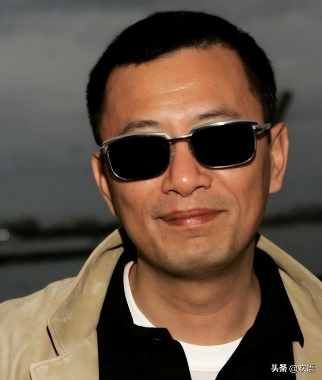 陪玩陪睡只是开胃菜，袭警、舔手指、集体嫖娼，背后的事捂不住了