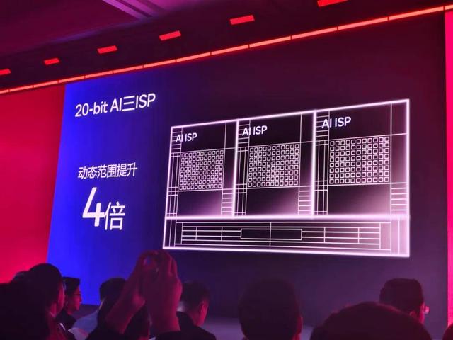 高通祭出全球最快移动SoC！卢伟冰携全球首发小米17Pro现身