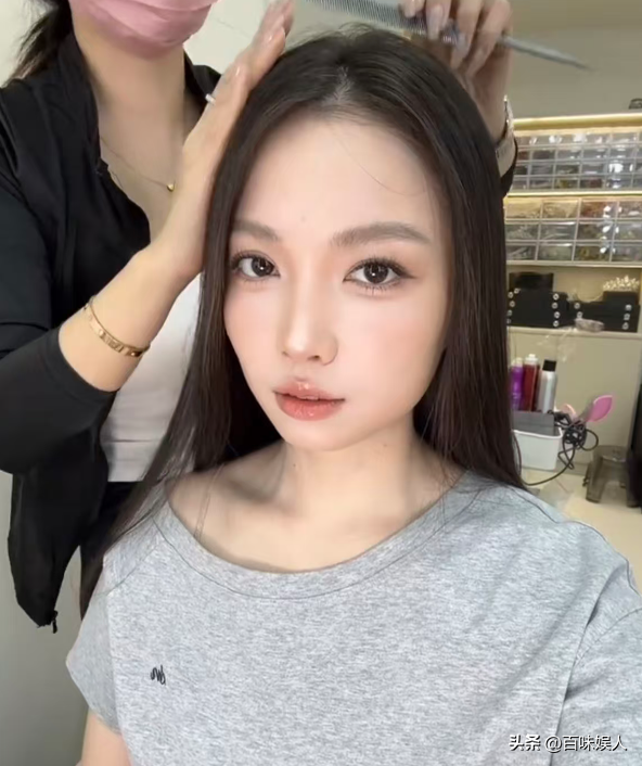 太暖！男孩跪地拦车求救后续，妈妈发声感谢好心人，男孩帅照曝光