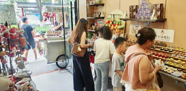 天水街头：天小仙文创店与美食摊位人气爆棚，城市文化魅力尽显