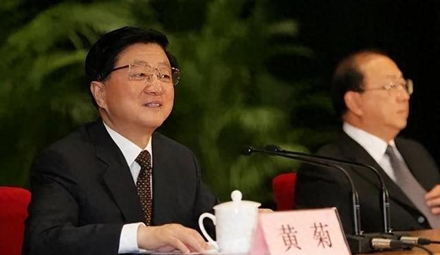 他曾担任上海市长，69岁去世葬入八宝山，为何后来被迁到上海？