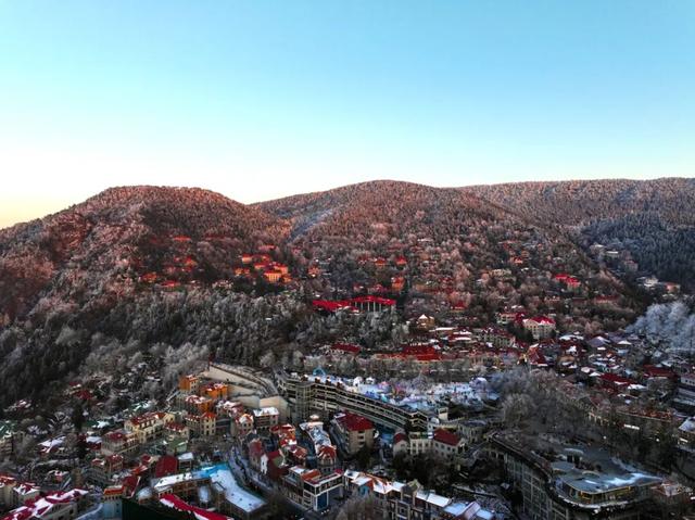 庐山“白里透红”：夕阳映红牯岭雾凇
