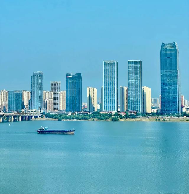 江西南昌有南昌港通江达海，赣江边有滕王阁，当地饮食爱吃辣椒
