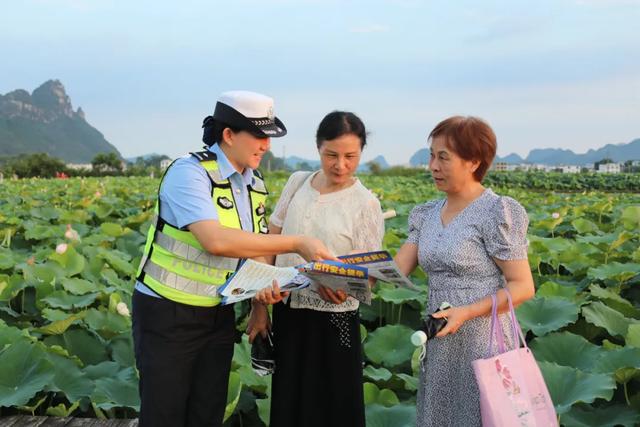 亲“荷”力满分！交通安全大篷车入花景，共守一路“荷”平