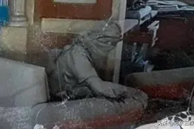 战斗到最后一刻，辛瓦尔重伤后，仍向以军无人机投出木棍图片