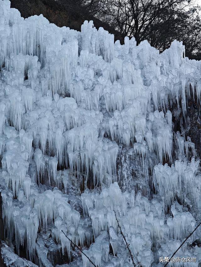 燃灯寺村鸡峰飞瀑进入观赏期，建议中午去