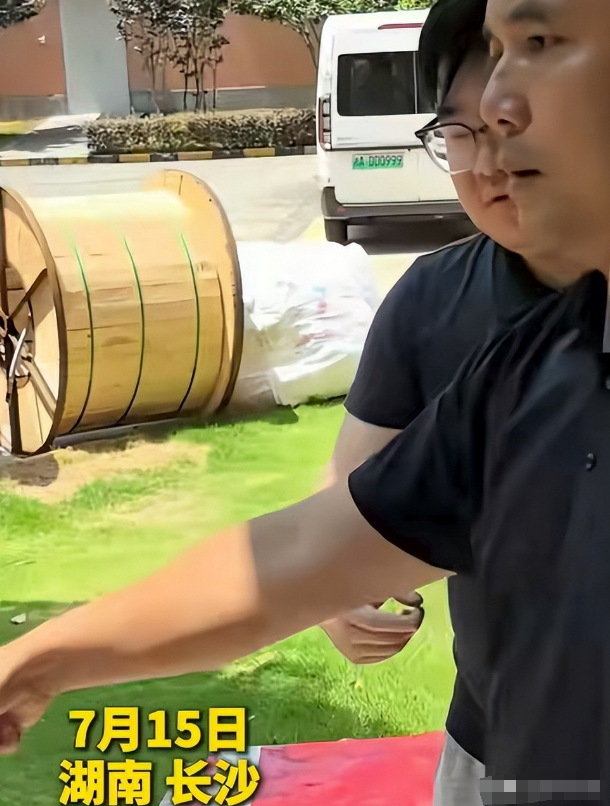 湖南电视台记者被打后续：摄像机被砸，打人者态度嚣张，背景被扒