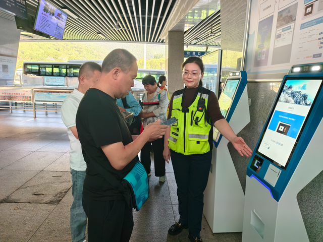 双节将至 泰山景区旅游服务中心“服务+引导”擦亮旅游名片