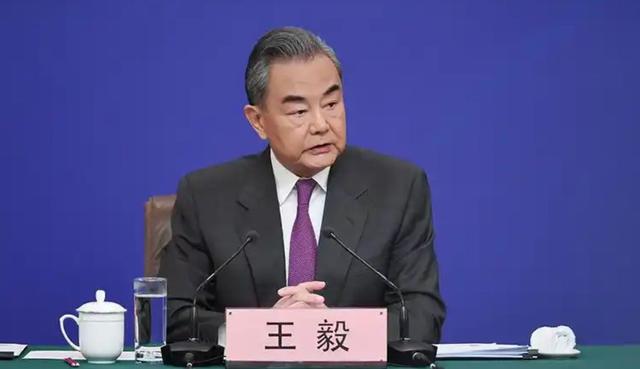 李在明拒绝出席中国阅兵，王毅外长挂断电话，送给了韩国一句话