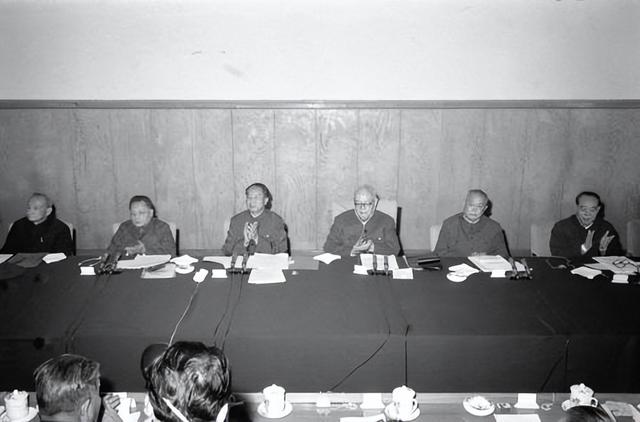 他是毛主席钦点的接班人，去世三年后被移出八宝山，夫人说出隐情