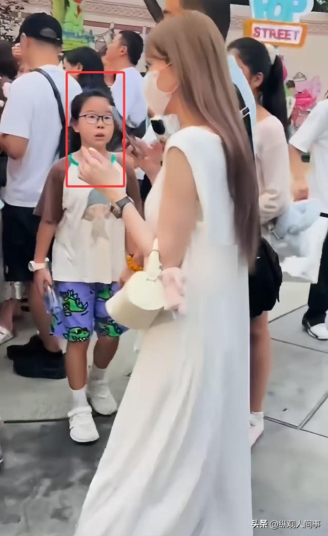 北京偶遇王心凌，身材矮小、皮肤白嫩，路人小孩看到后表情亮了