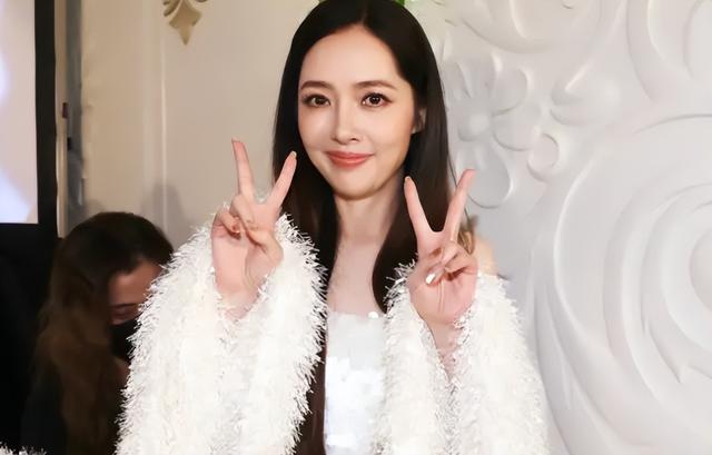 香港街头偶遇郭碧婷向佐，两人恩爱同框，向佐正常穿衣变清爽帅气