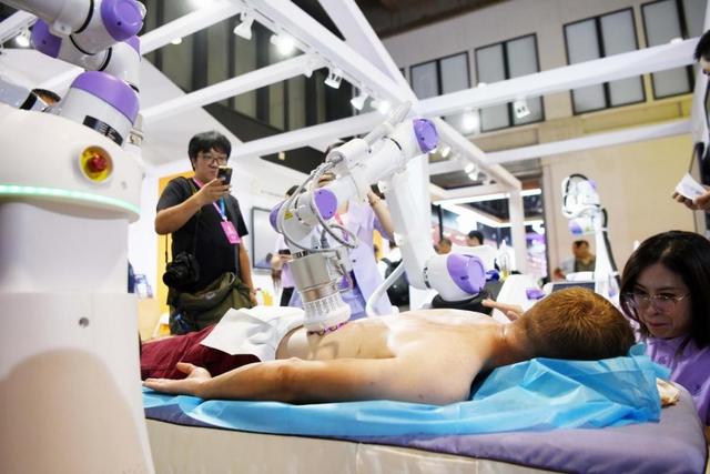 做手术、导盲、代步、护理老人，健康类机器人啥都会