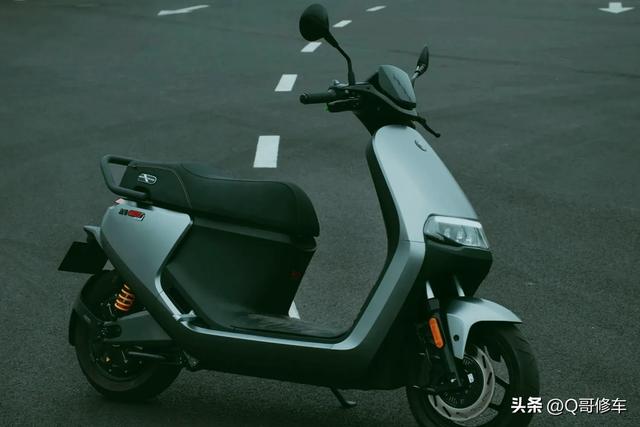 同样是九号的高端电动车，新亮相的M5车型对比E300，配置怎么样