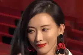 50岁林志玲日本大胆演出，衬衫两扣上阵，身材火辣引热议！图片