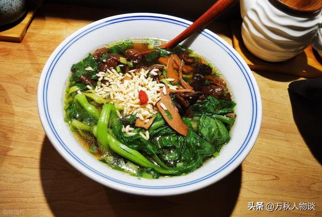 灵隐寺被骂上热搜，知情人爆料：一群和尚围着长条桌，上面堆满钱