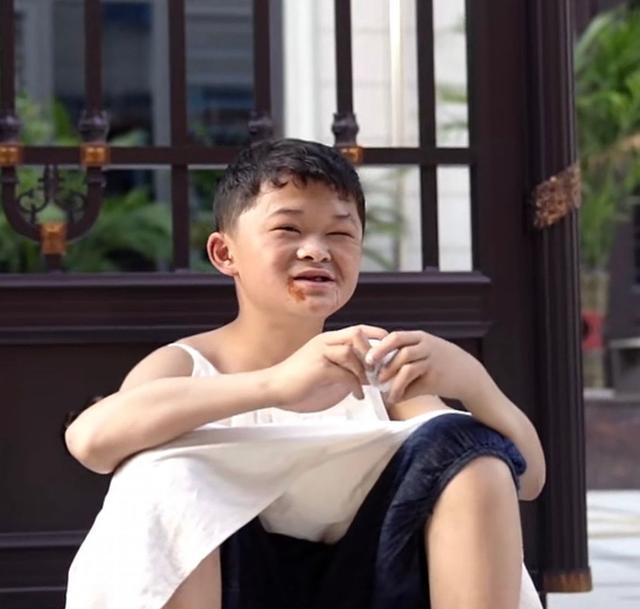 “小马云”发声想赚钱娶老婆，表哥盖别墅开豪车，他却成赚钱工具