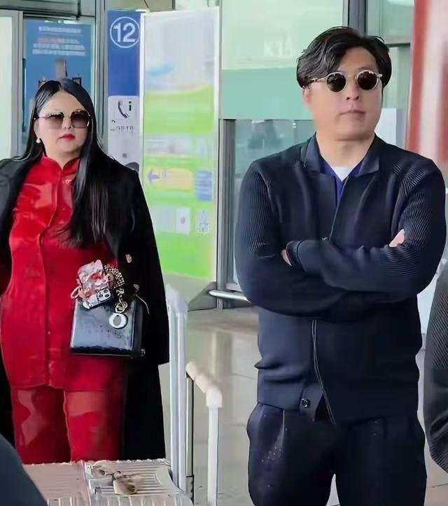 李湘回国！整个人面相变凶胖成球，看了李湘评论区我真的快笑趴了