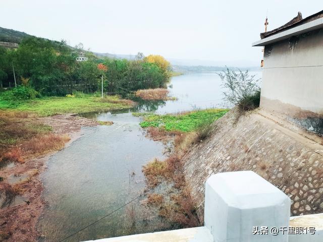 三原冯村水库满库运行，溢洪道开始下泄了