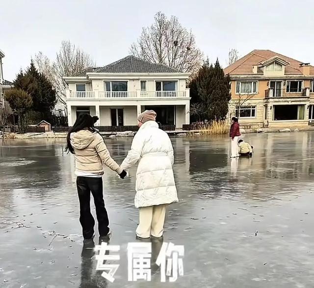 张兰带孙女滑冰，11岁玥儿全程牵奶奶！背影越来越像大S！