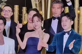 又磕到了!《南来北往》剧组同框，姜妍紧靠李乃文，刘冠麟被抛弃图片