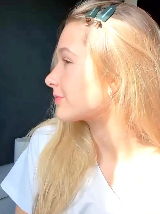 天啊贝克汉姆的女儿小七咋变这么美了？14岁的她金发碧眼惊为天人