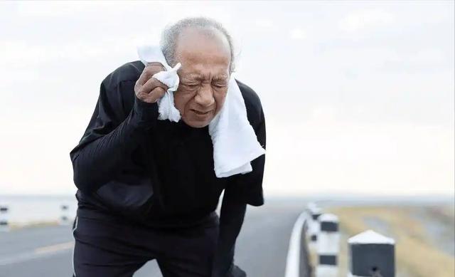 人活多久，看排汗就知道？寿命长的人，排汗一般有这4个特征