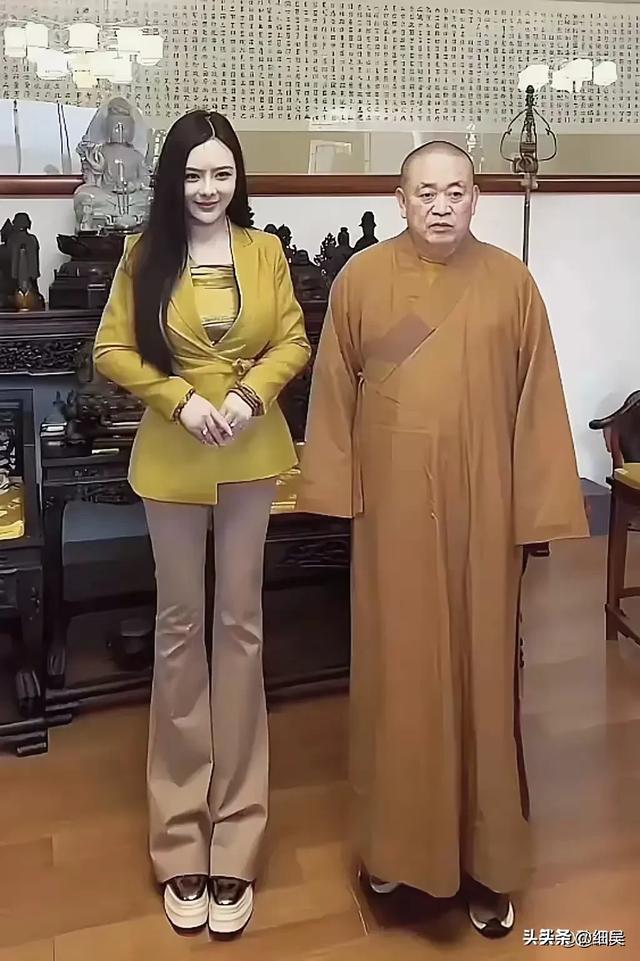 释永信与美女的同框，他笑起来的时候挺憨厚的，同框个个是美女！