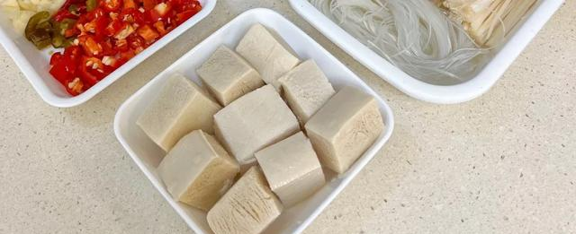 天冷了，怎么少得了这道菜呢？冬日里的鱼头豆腐煲