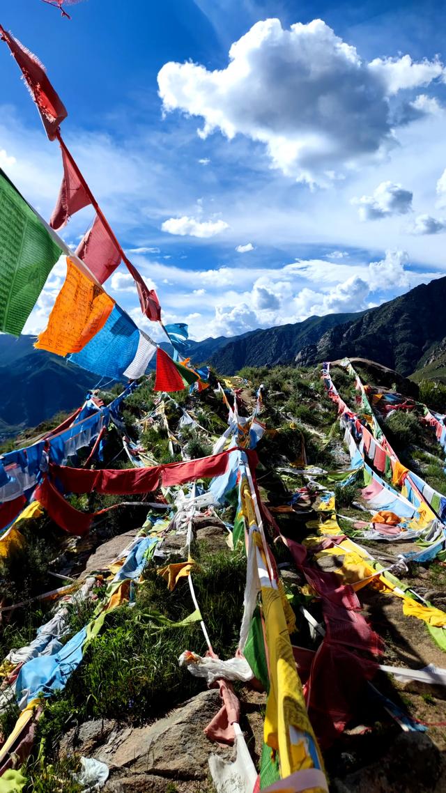 两登拉萨色拉寺后山，上升600米，山顶海拔4200米，经幡飘扬