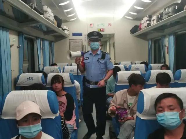 女子蛮横霸座后续，要打110抓乘警，被扣押后仍撒泼，警方出手！