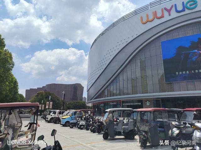 信华建国酒店和新城吾悦广场，如同商丘市中心城区的两颗璀璨明星