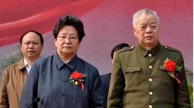 1996年李讷去河南考察，走到机关门口一眼认出：这是父亲的字