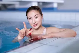 郭晶晶嫁霍家9年，夫妻恩爱，勤劳朴实，世间极为罕见的清醒图片