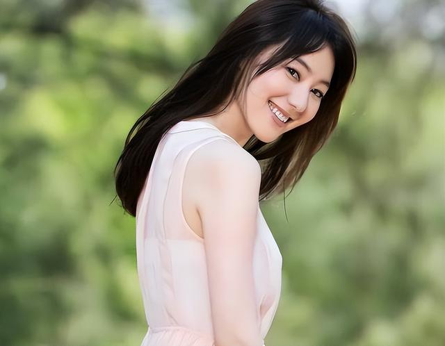 私生活混乱、被央视开除、陪睡上位？王冠身上的标签究竟有多离谱