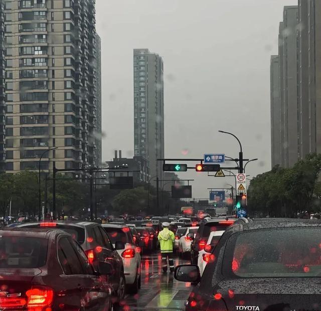 全国交警集体“改名”！别小看这2个字，以后不只贴罚单了