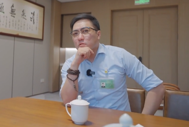 董明珠回应绯闻，王自如被众人嘲讽，网友挖出他办公室藏避孕套