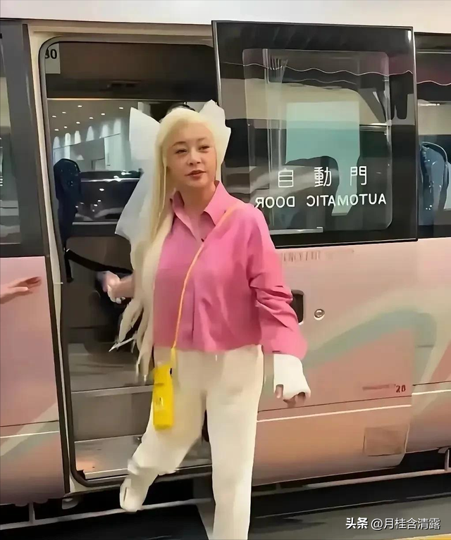 75岁刘晓庆近照，金发粉上衣，看起来像个少女	。