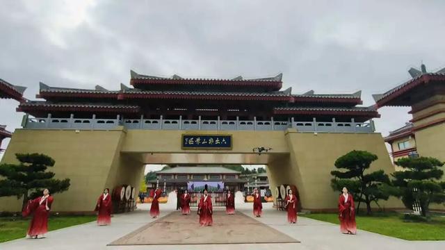 一祠承文脉，满园忆三国。