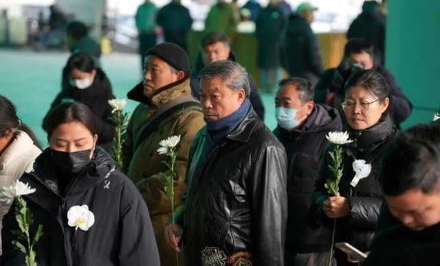 何晴葬礼举行！儿子手捧骨灰，遗像曝光惹泪目，廖京生现身送别