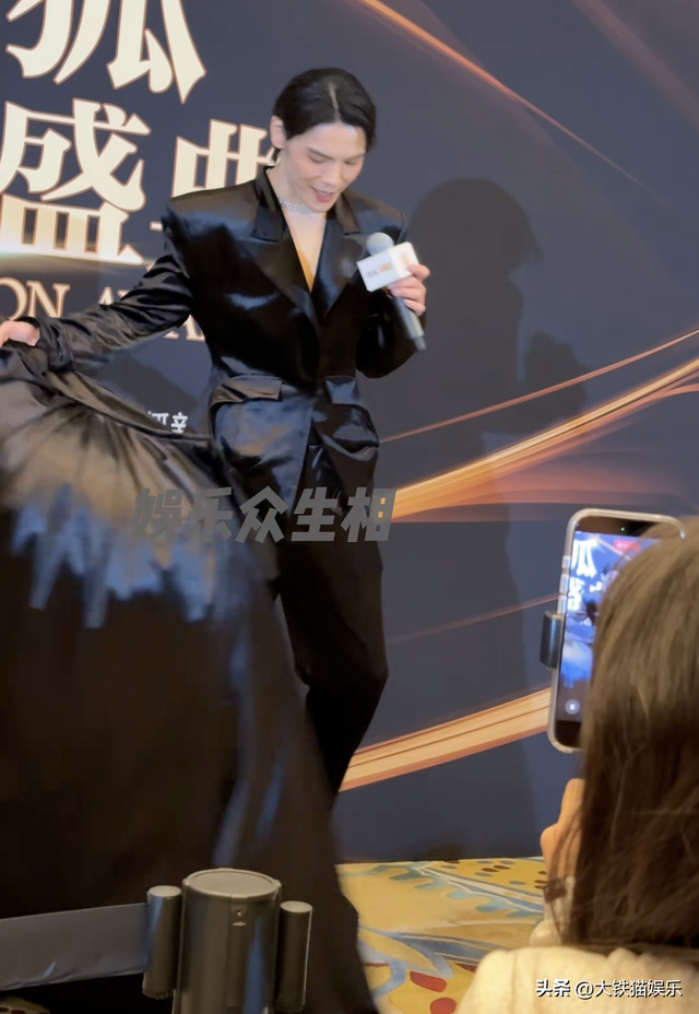 北京这一晚，55岁刘奕君秒了41岁向佐，才懂男人刚阳硬朗的魅力