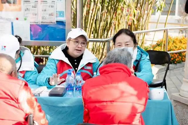 贪污上亿、假慈善？被实名举报的韩红，如今连坐椅子都成了“错”