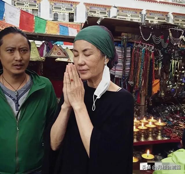 王菲西藏祈福，头戴绿头巾，素颜下眼袋好明显，岁月不饶人啊