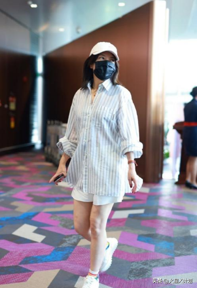 死心不息！劣迹艺人赵薇走投无路，15岁女儿成她的最后一根稻草