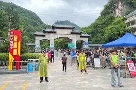 第一波旅游大军已抵黔！一组图片直击开启“人从众”模式的黔灵山公园图片