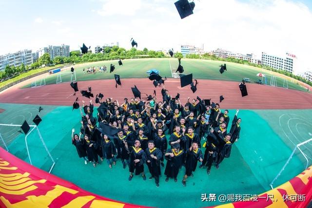 那年我吹牛说喜欢女同桌，放学后她把我堵在胡同，拎起了我的耳朵