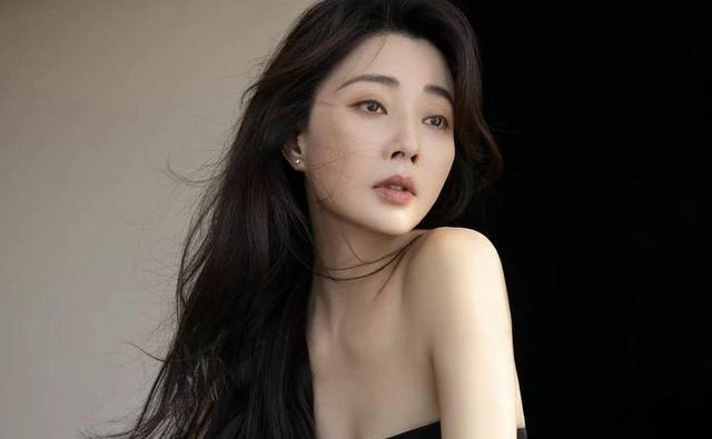 她是“内娱第一尤物”，获奖无数，年过四十依旧美貌，至今未婚