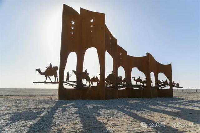 阳关玉门关旅游区大型雕塑“大漠驼铃”落成