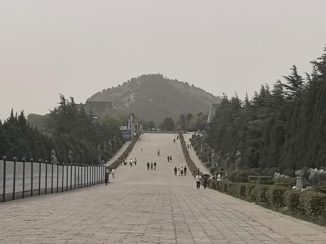 乾陵，一陵俩皇帝，国内唯一，大型石刻超百件，被称为石刻艺术馆