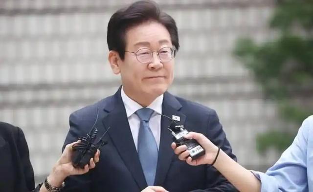 李在明拒绝出席中国阅兵，王毅外长挂断电话，送给了韩国一句话